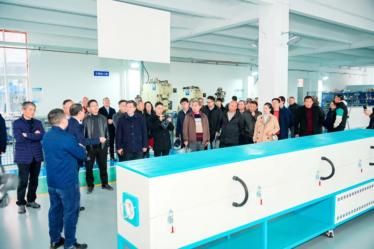 В тридцать лет – в путь по новому маршруту АО Чунцин Дачжэн Приборы провел (5)